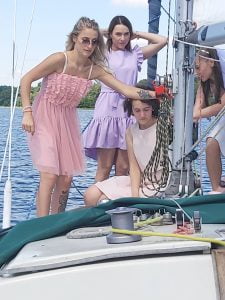 jachtos nuoma mergvakaris pasiplaukiojimas